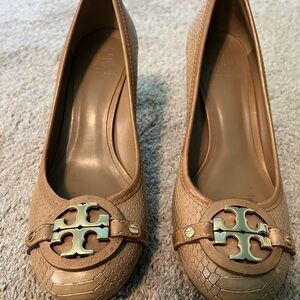Tory Burch Tan Embossed Croc Leather Pump Size 10